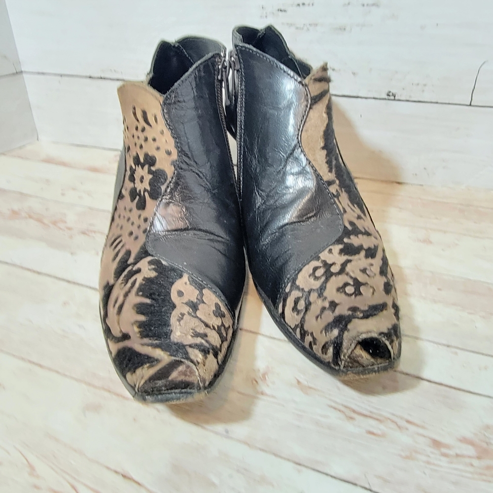 Cydwoq Vintage calfhair and leather booties - Picture 3 of 13